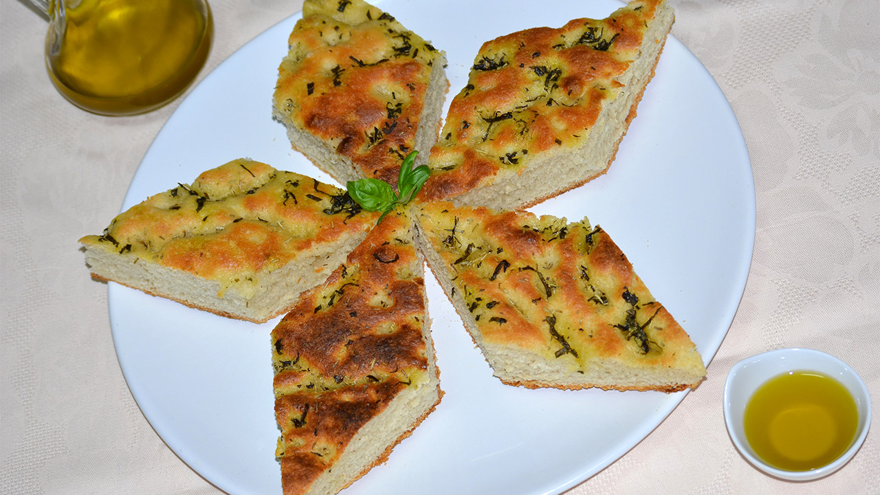 Focaccia cu rozmarin si busuioc | Reteta Video