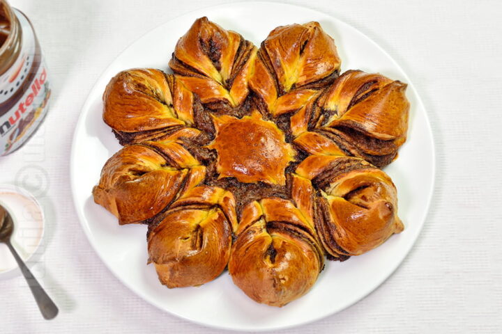 Cozonac floare cu crema de ciocolata