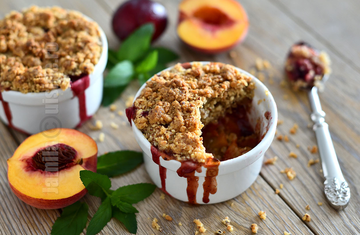 Crumble cu prune si piersici – desert usor si delicios | Reteta video