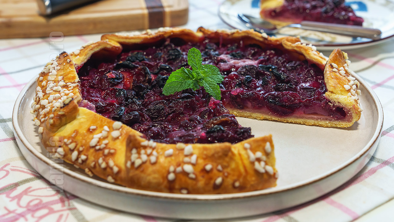 Galette cu visine, o tarta rustica cu fructe de sezon | Reteta Video