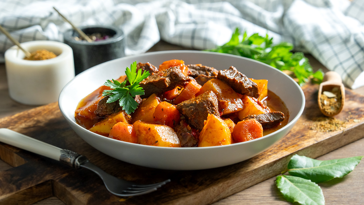 Gulas de vita cu cartofi, mancare satioasa de toamna | Reteta Video